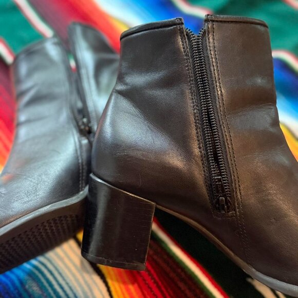 late 00’s era "Naturalizer" black leather ankle boots ~ w/ 2" block heel & studs - Picture 7 of 8